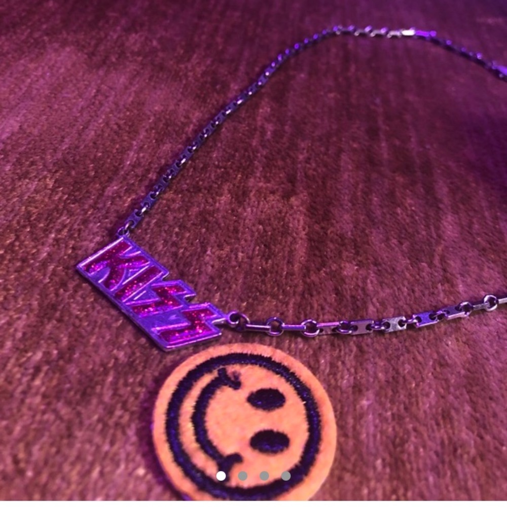 VINTAGE KISS NECKLACE